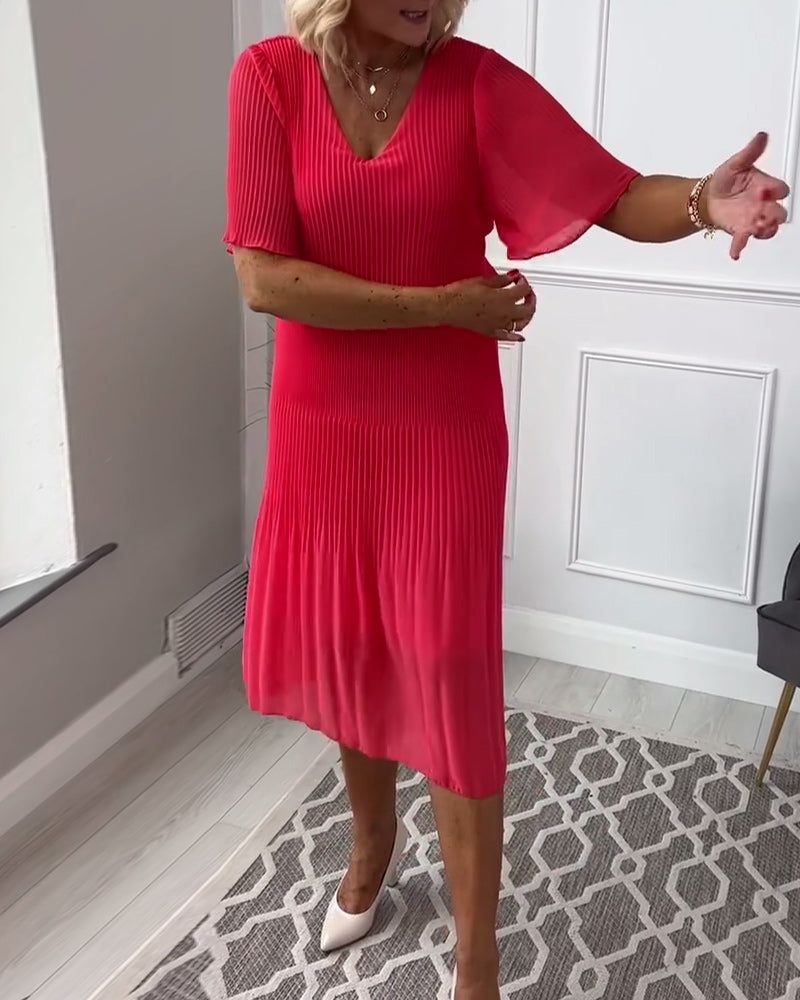 Uformell ensfarget plissert kjole med V-hals og halve ermer