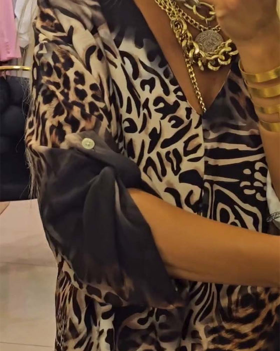 V-hals løs kjole i leopardmønster
