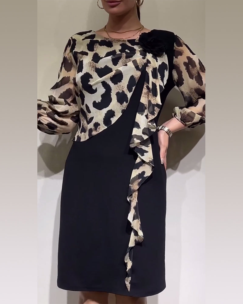 Elegant patchworkkjole med leopardmønster