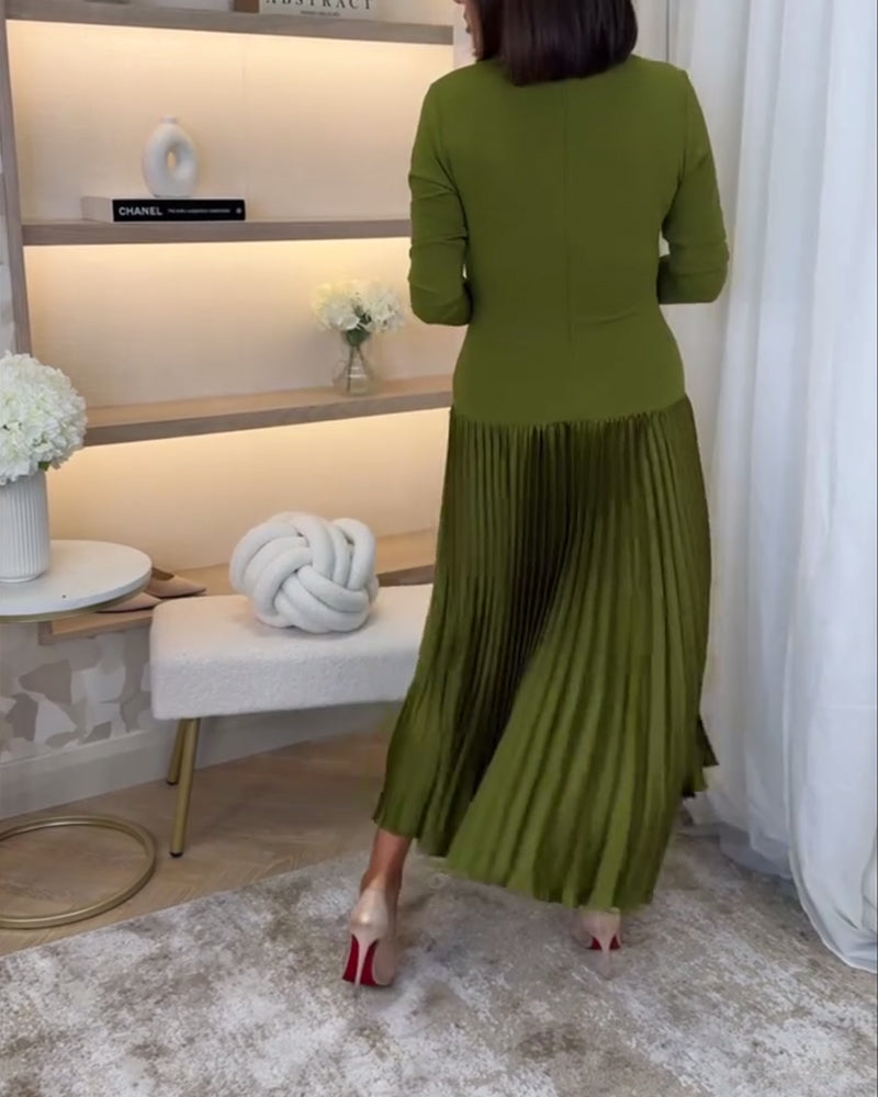 Uformell ensfarget kjole med lange ermer og fold