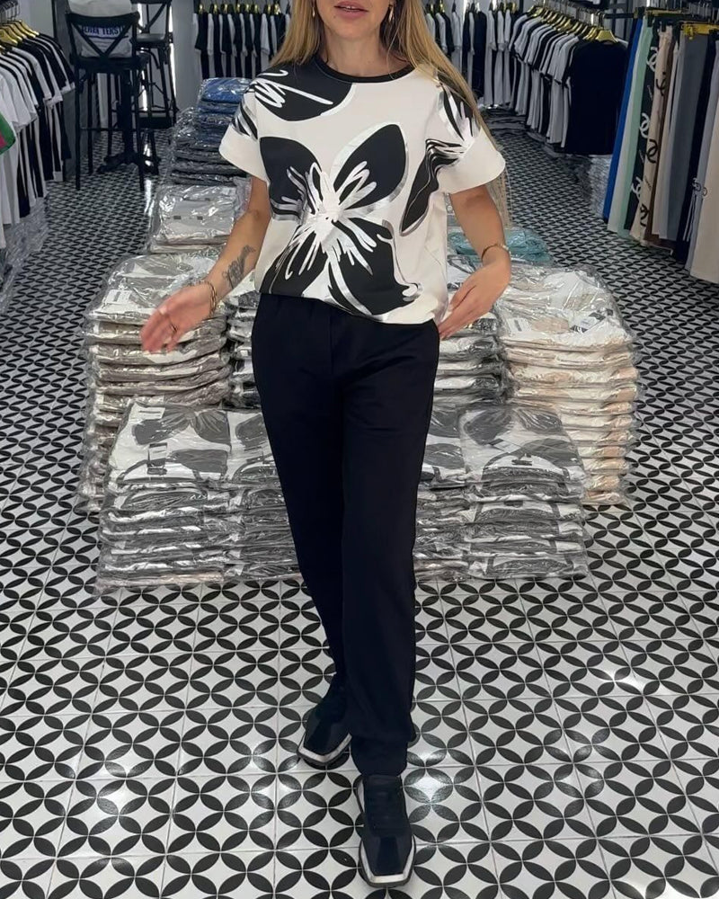 Uformell t-skjorte med rund hals med blomstertrykk