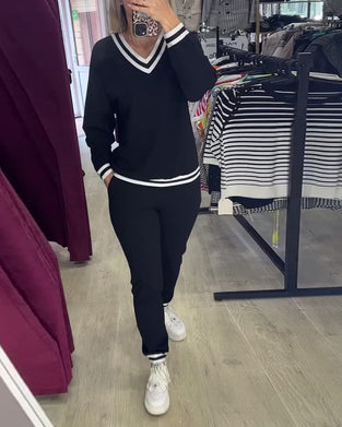 V-hals kontraststripet fritidsdress