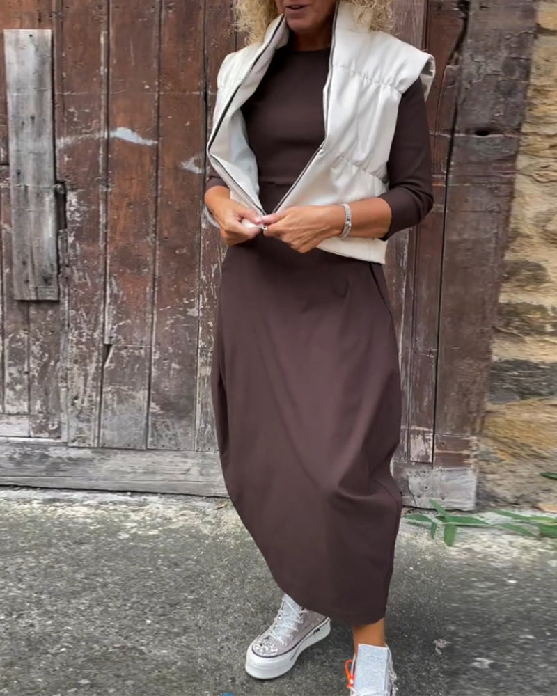 Enkel ensfarget og elegant kjole med lange ermer