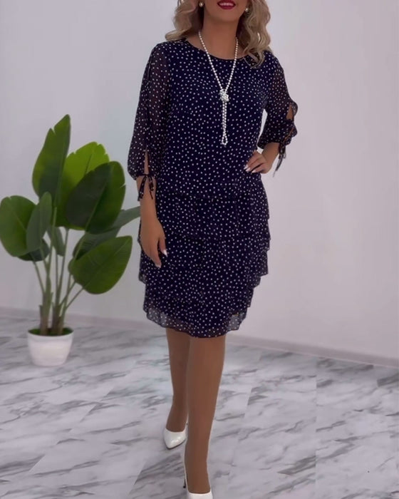 Elegant kjole i lag med polka-prikker