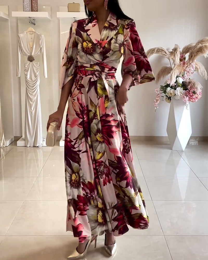 Kjole med blomstermønster med trekvart jakkeslag og snøring