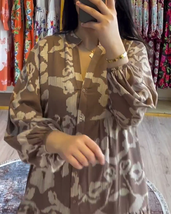 Løs kjole med trykk med knapper