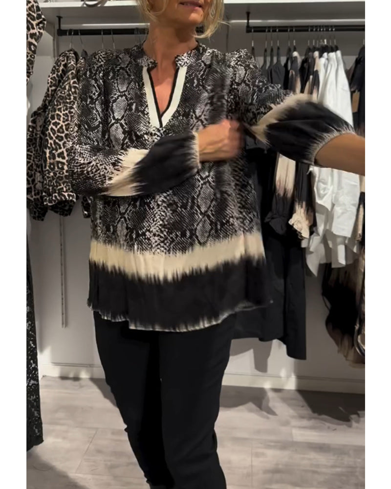 V-hals bluse med slangetrykk i fargeblokk