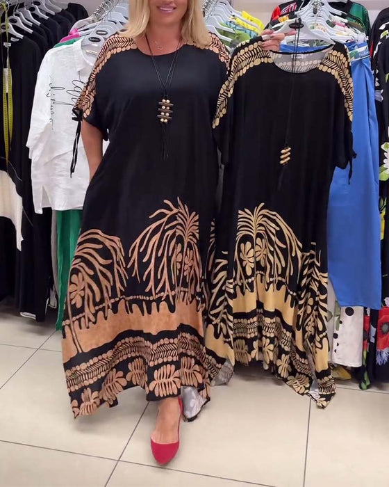 Kortermet løs kjole med snøring og trykt rund hals