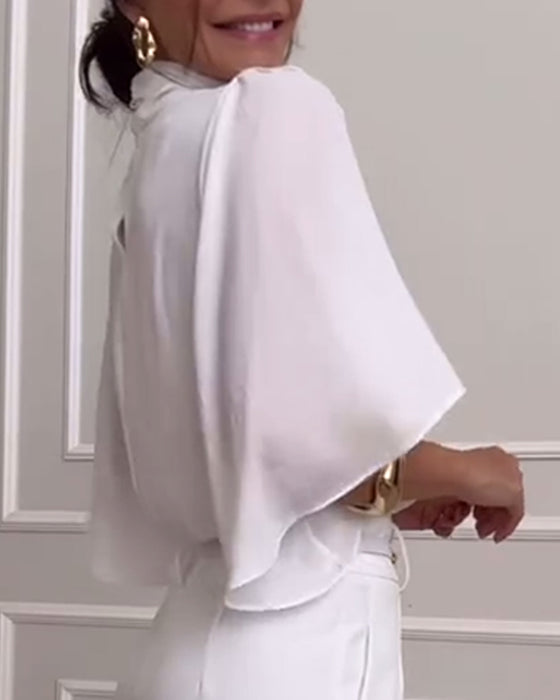 Ensfarget bluse med høy krage med sommerfuglermer