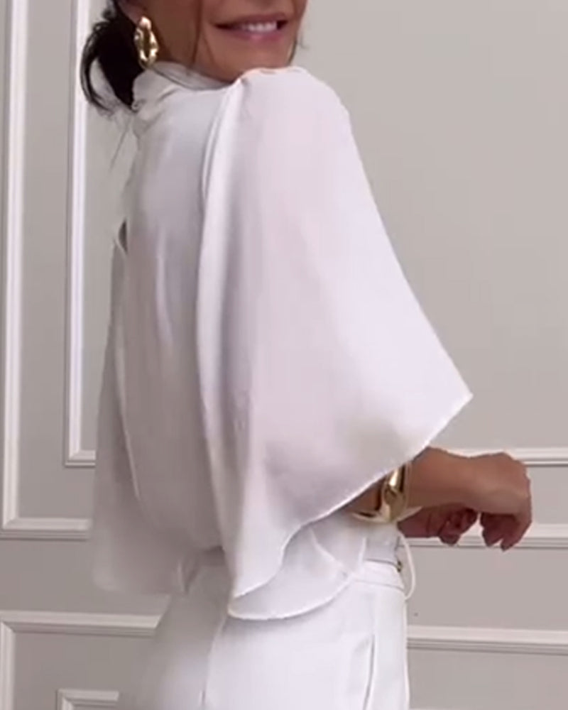 Ensfarget bluse med høy krage med sommerfuglermer