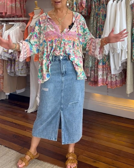 En fargerik bluse med blomstertrykk