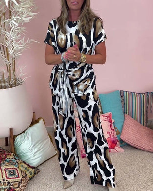 Uformelt todelt sett med snøring i leopardmønster