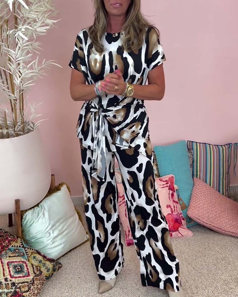 Uformelt todelt sett med snøring i leopardmønster