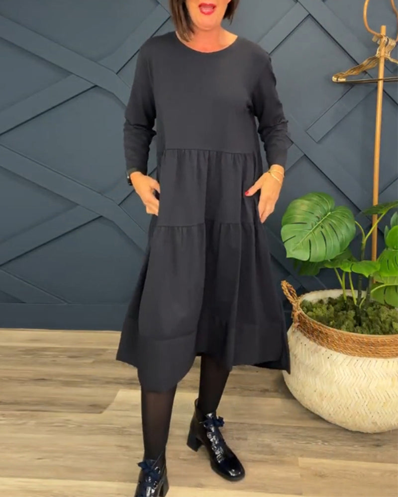 Uformell ensfarget patchworkkjole med rund hals