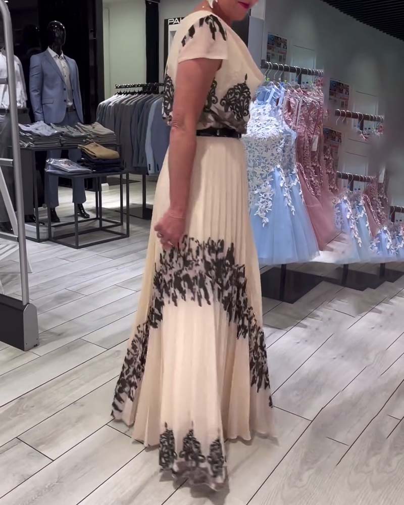 Plissert elegant kjole med vintage trykk