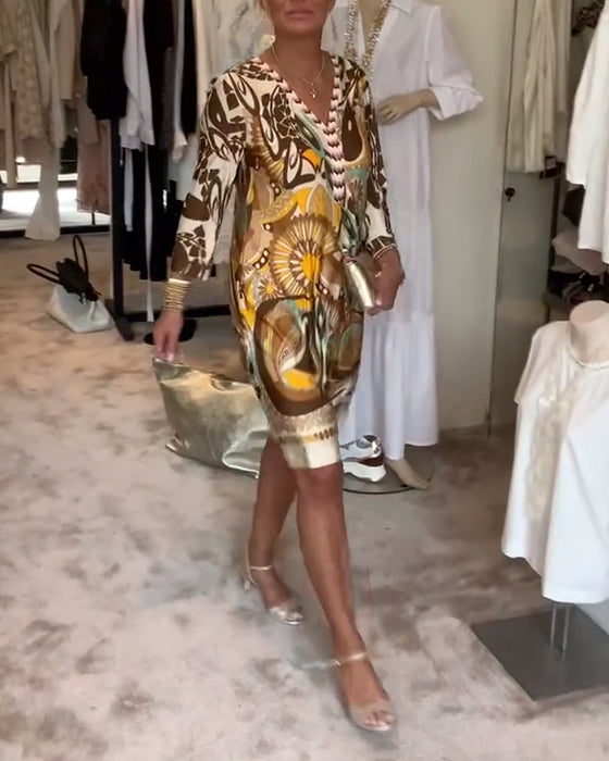 V-hals avslappet kjole med retrotrykk