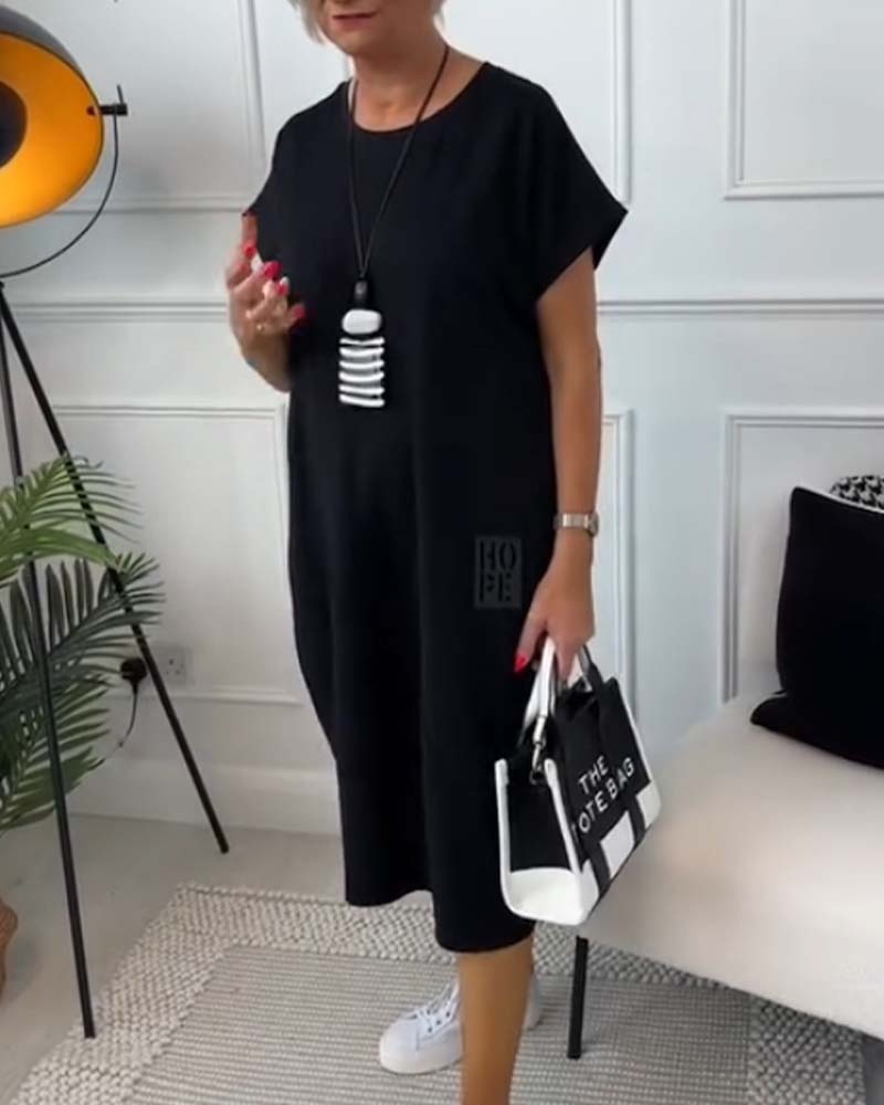 Enkel kortermet uformell kjole med bokstavtrykk