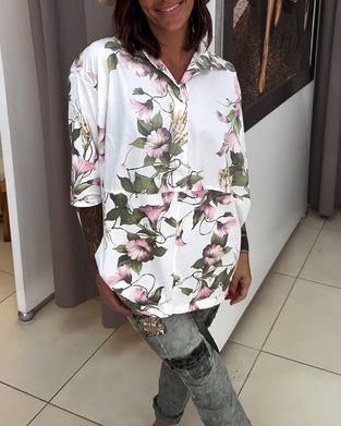 Elegant jakkeslagsbluse med blomstertrykk