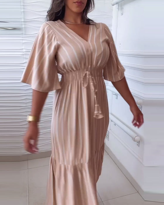 Uformell kjole med stripetrykk og snøring