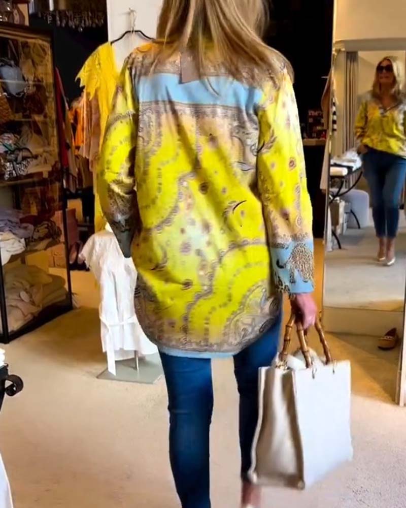 Bluse med V-hals og print