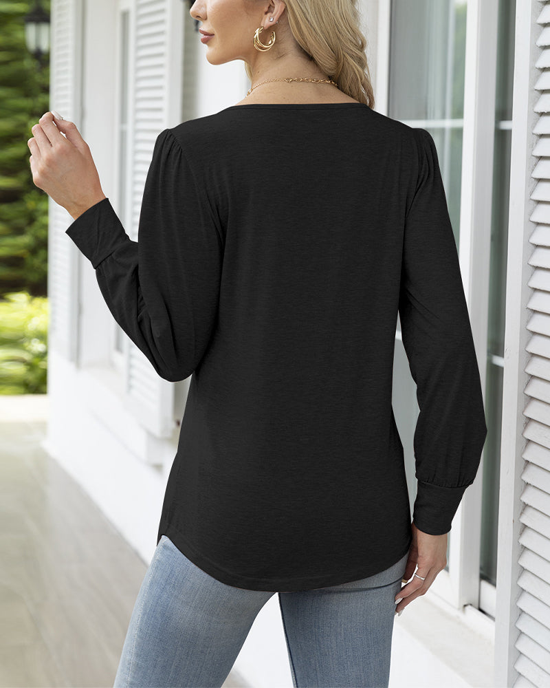 Uformell ensfarget plisseret topp med rund hals