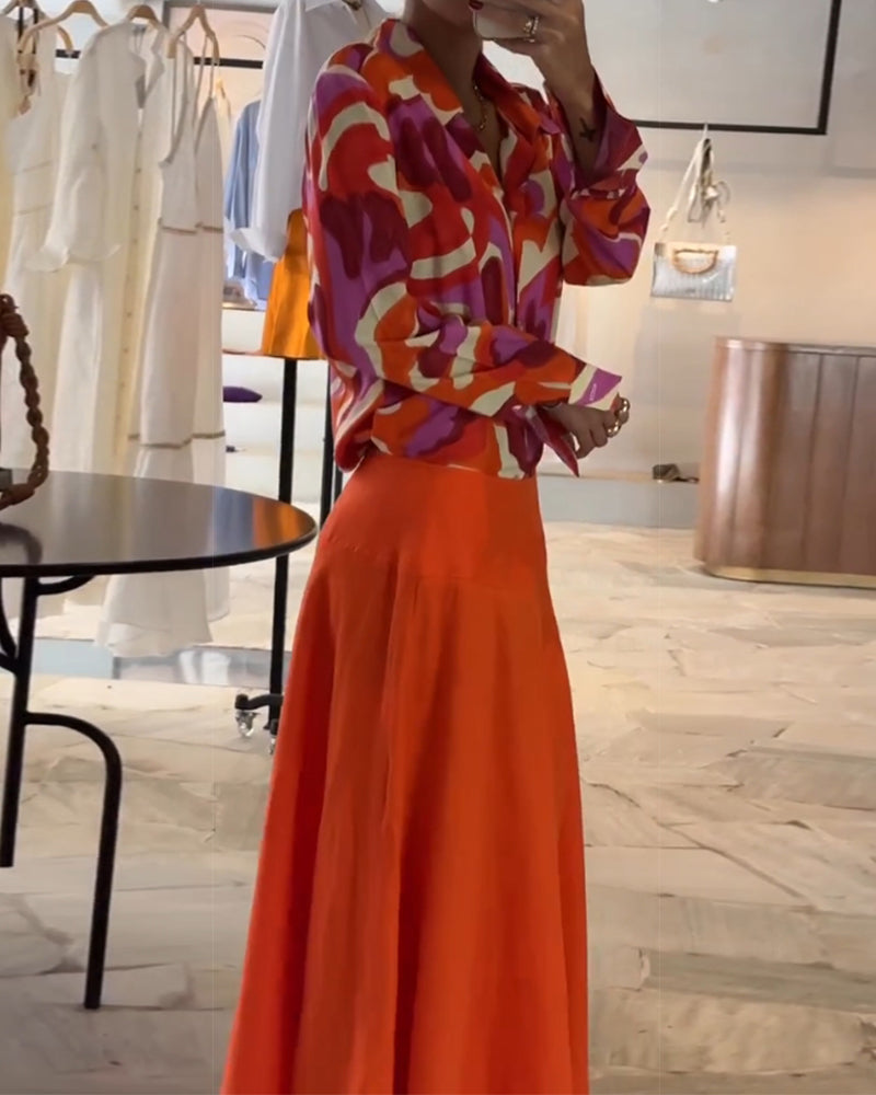 Fargerik bluse med revers og trykk med knapper