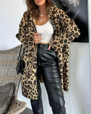 Uformell hettejakke med leopardmønster