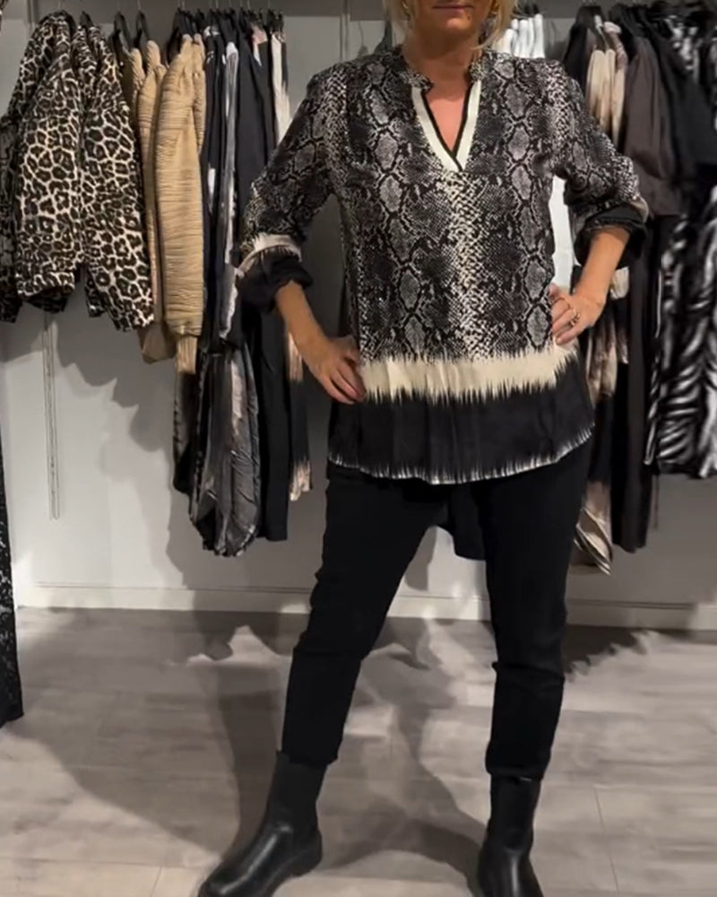 V-hals bluse med slangetrykk i fargeblokk