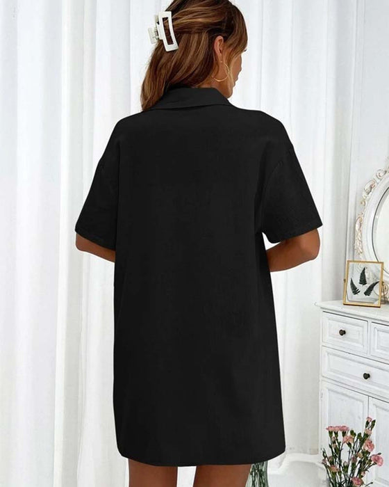 Uformelt sett med ensfarget skjorte og shorts