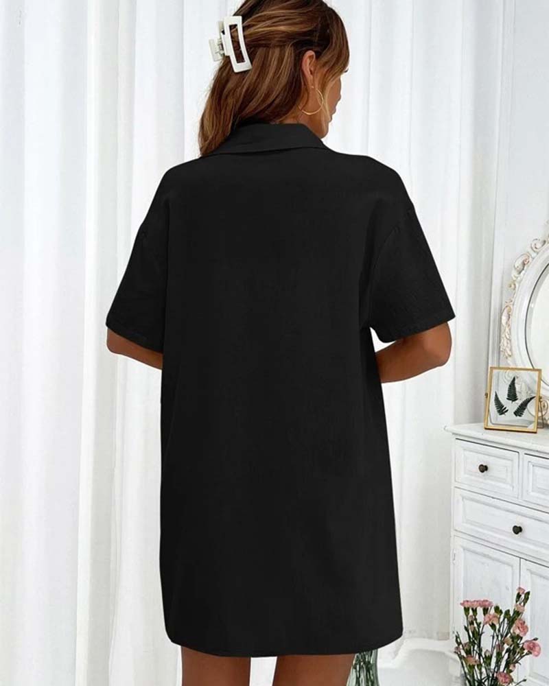 Uformelt sett med ensfarget skjorte og shorts