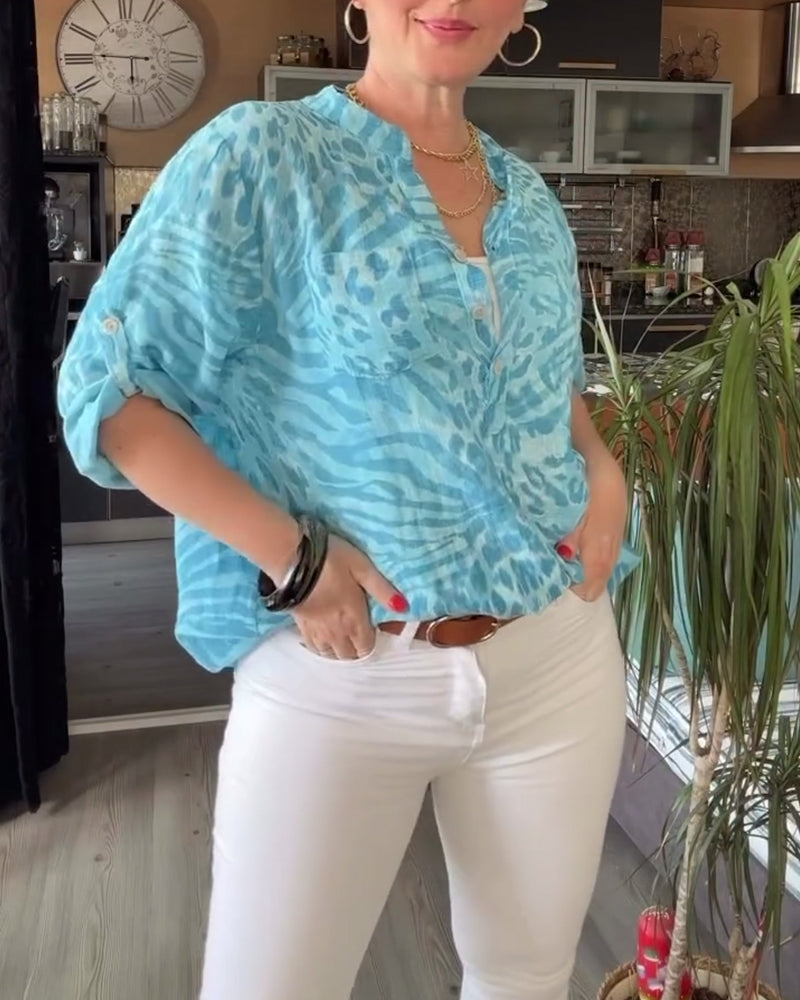 Bluse med trykt V-hals med knapp med trekvart ermer