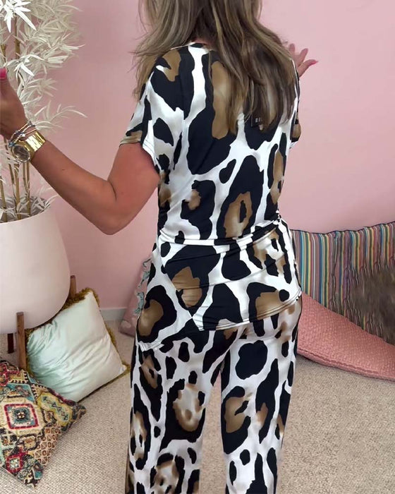 Uformelt todelt sett med snøring i leopardmønster