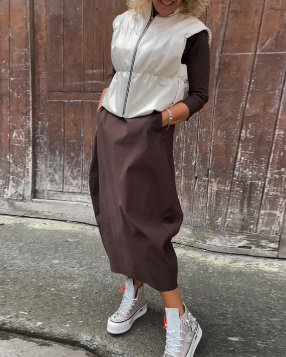 Enkel ensfarget og elegant kjole med lange ermer