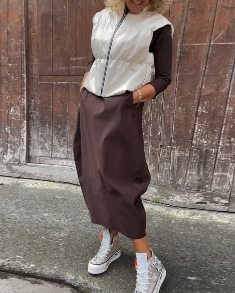 Enkel ensfarget og elegant kjole med lange ermer