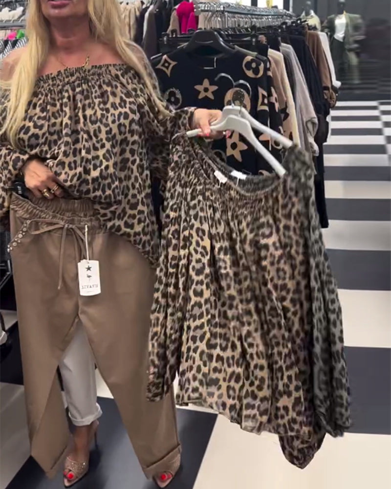 En skulder motebluse med leopardmønster