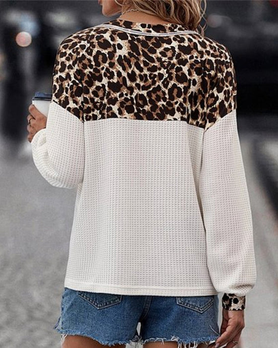 Uformell genser med V-hals i leopardmønster