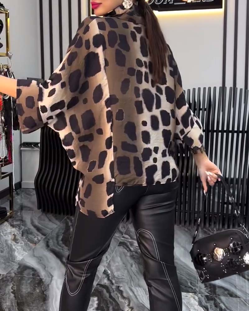 Temperamentbluse med leopardmønster i jakkeslag