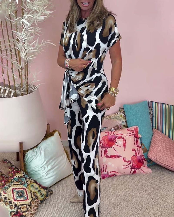 Uformelt todelt sett med snøring i leopardmønster