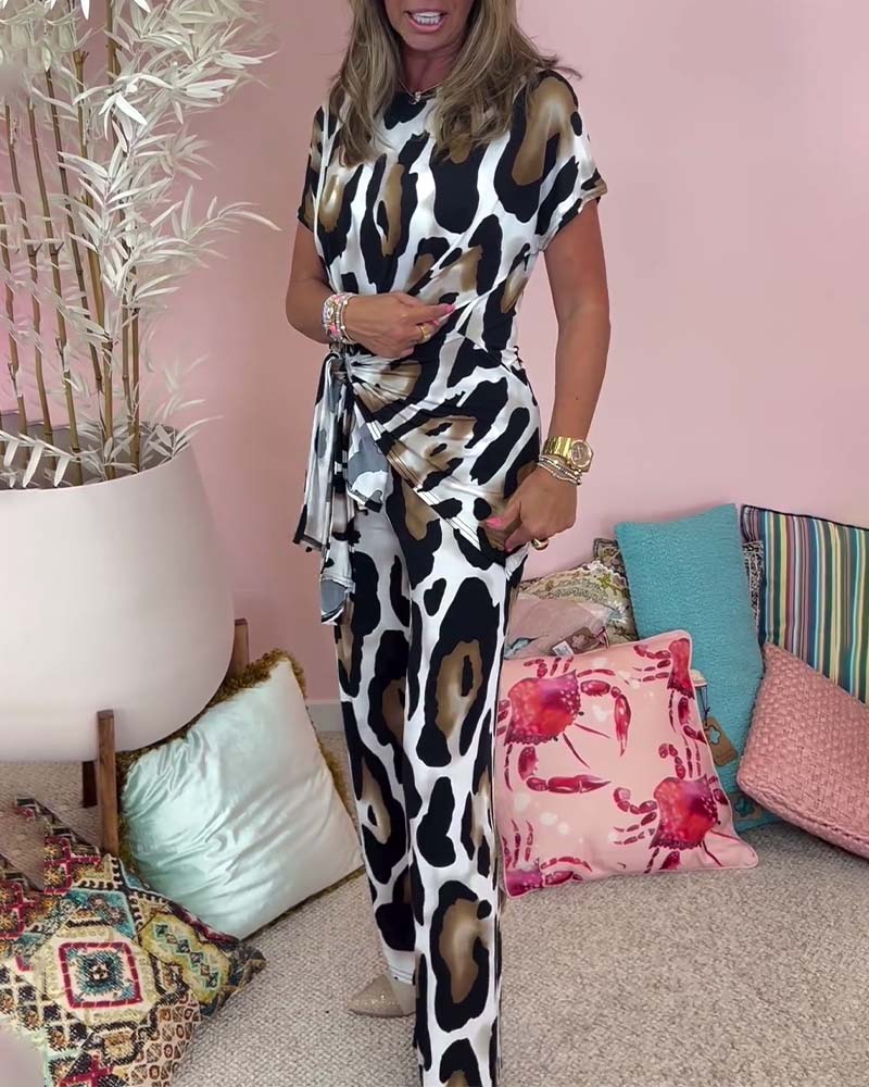 Uformelt todelt sett med snøring i leopardmønster