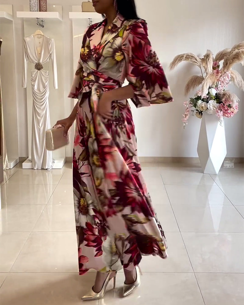 Kjole med blomstermønster med trekvart jakkeslag og snøring