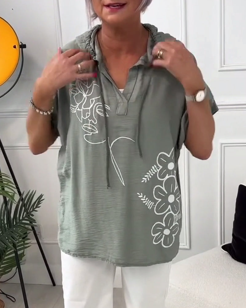 Uformell hettebluse med korte ermer med blomstertrykk