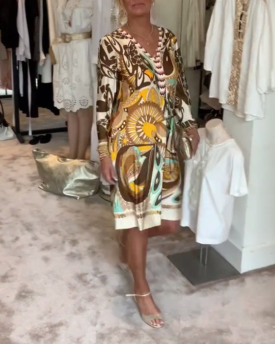 V-hals avslappet kjole med retrotrykk