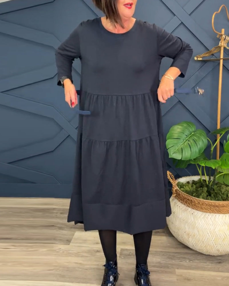 Uformell ensfarget patchworkkjole med rund hals