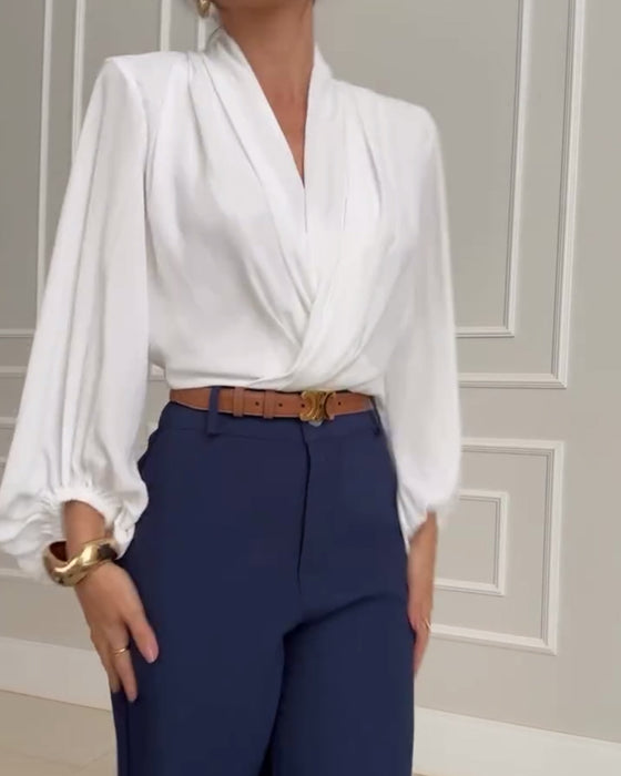 Mote ensfarget bluse med V-hals med lanterne