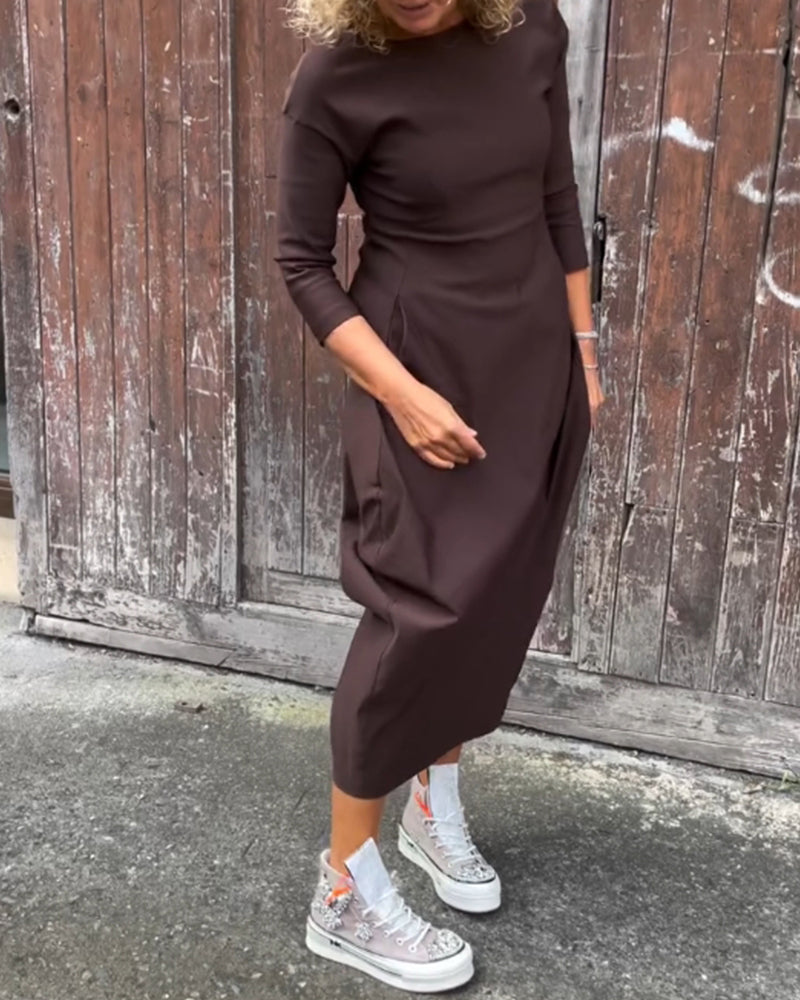 Enkel ensfarget og elegant kjole med lange ermer