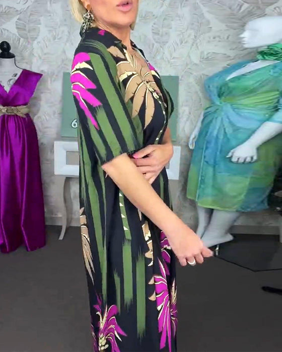 Uformell løs kjole med kortermet splitt med bladtrykk