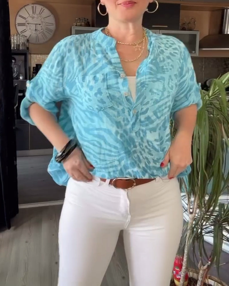 Bluse med trykt V-hals med knapp med trekvart ermer