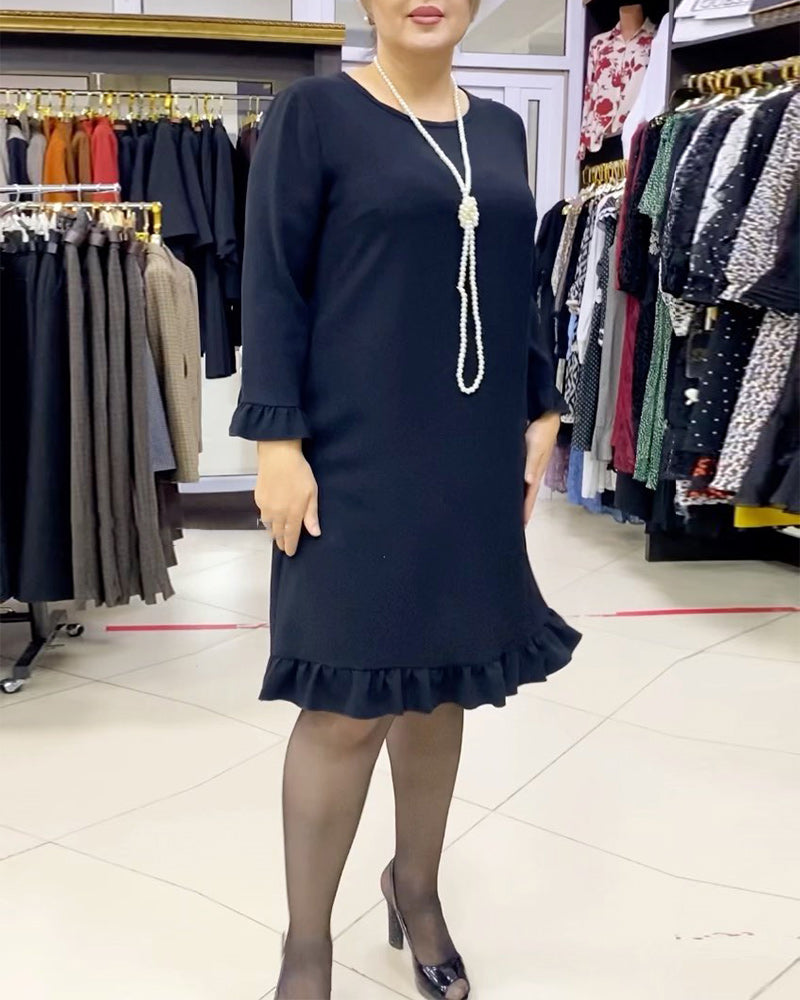 Ensfarget kjole med lappete og volanger