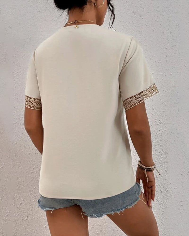 V-hals kortermet skjorte med blonder