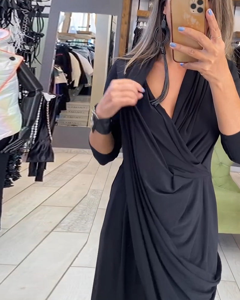 Elegant plissert ensfarget kjole